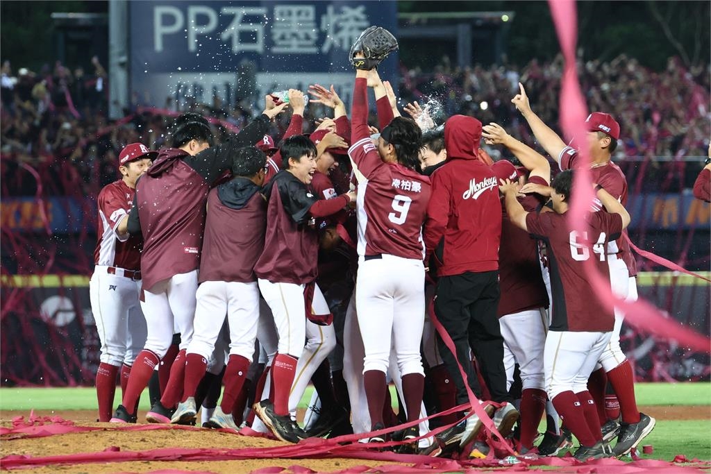 中職／敲出封王「致勝轟」林泓育！曾遭到降薪30%、奪冠仍激情喊：希望球迷繼續支持