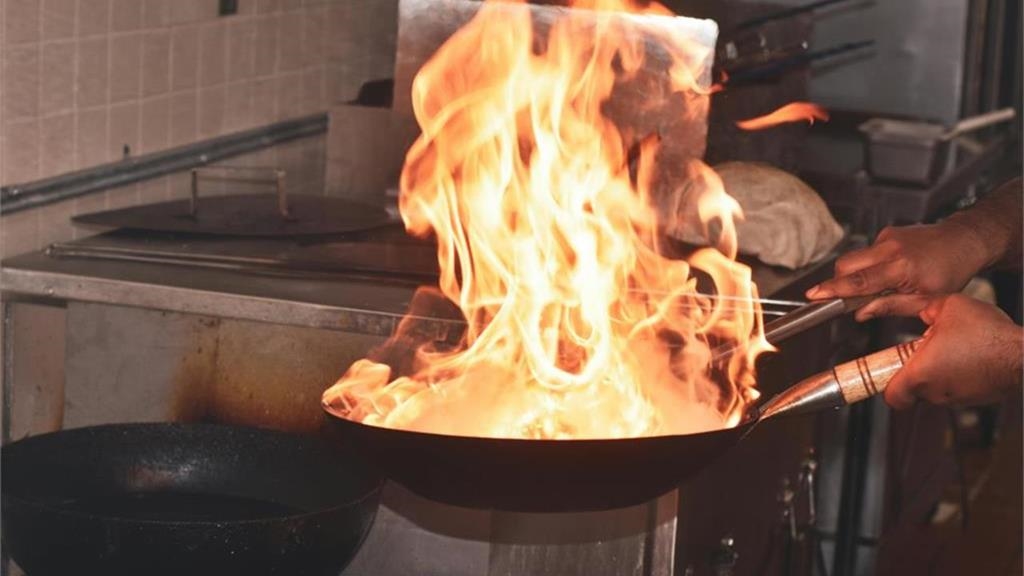 台灣熱炒文化沒落？用餐高峰0人潮...一票人揭「4敗筆」引網互戰！