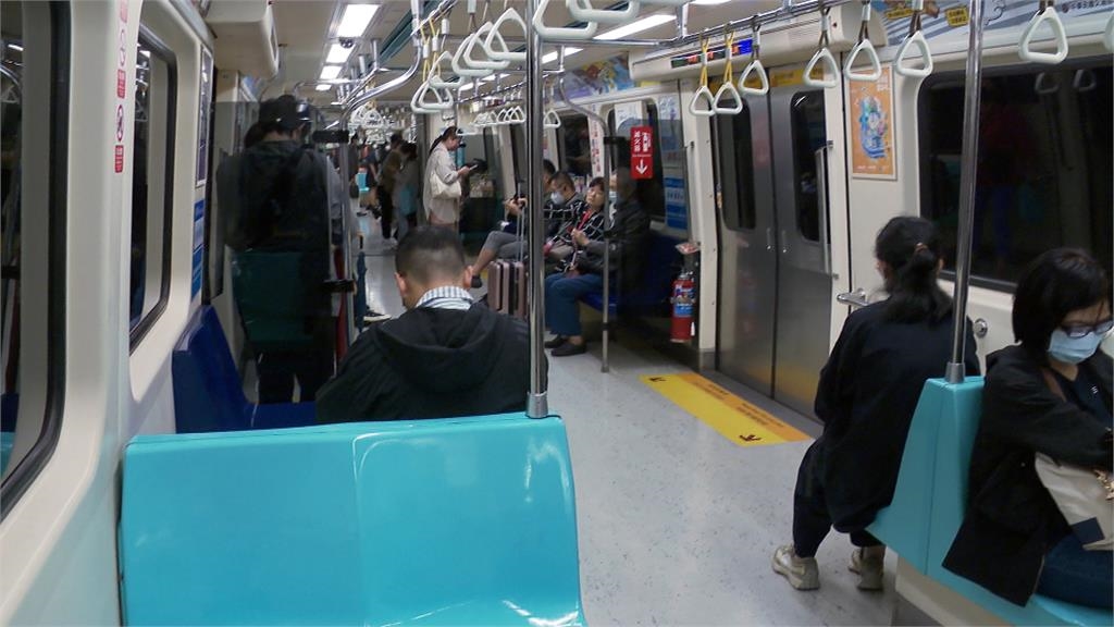 座椅、扶手柱都拆了! 通勤族大讚北捷新措施:不用搶位子了