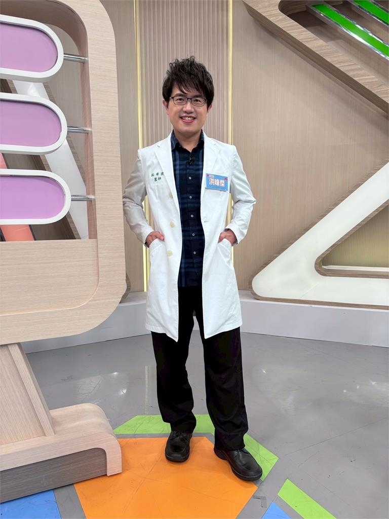 《醫學大聯盟》潘若迪敷好友送的面膜含螢光劑！關燈居然臉發光氣得大罵馬力歐