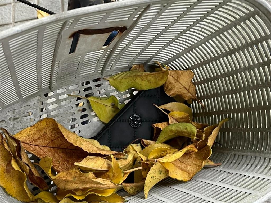 過夜機車被塞飲料杯垃圾!她怒拿一看竟是「這1物」含淚寫:我愛台灣…