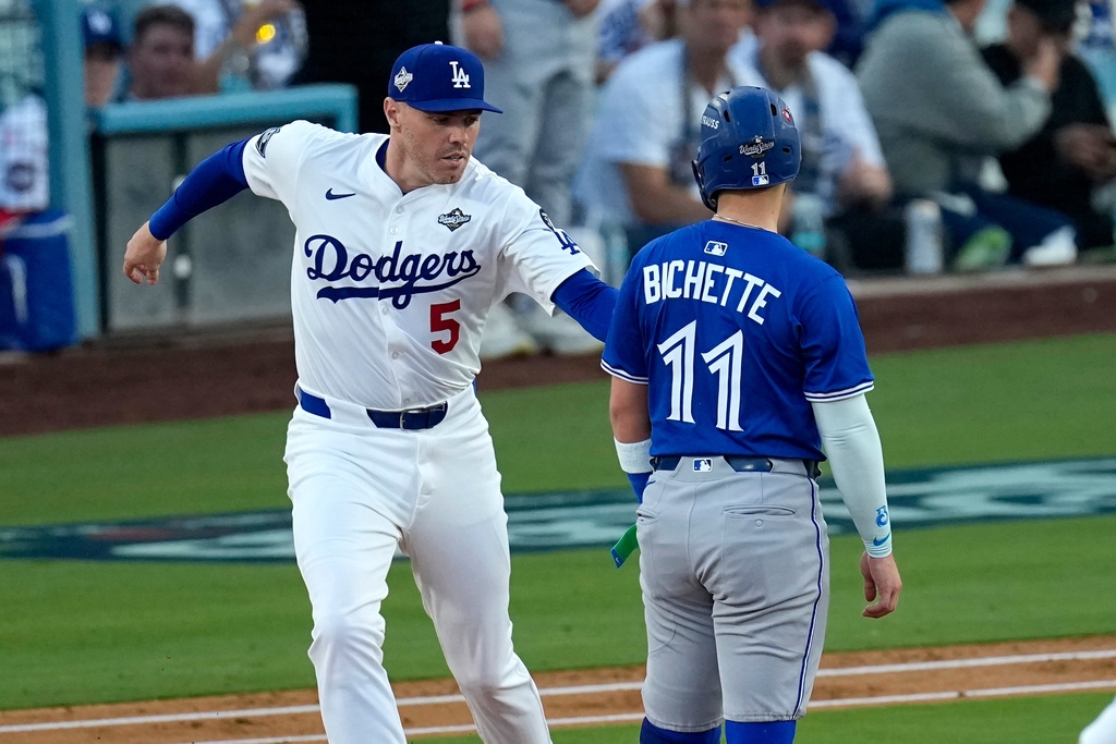 MLB(影)/世界大賽主審好壞球突「當機」!藍鳥一壘跑者慘遭夾殺出局教頭抗議