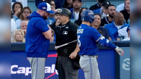 MLB(影)／世界大賽主審好壞球突「當機」！藍鳥一壘跑者慘遭夾殺出局教頭抗議