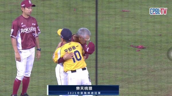 中職(影)/兩大日籍教頭賽後相擁令人動容!古久保執教首冠直呼:像夢一樣