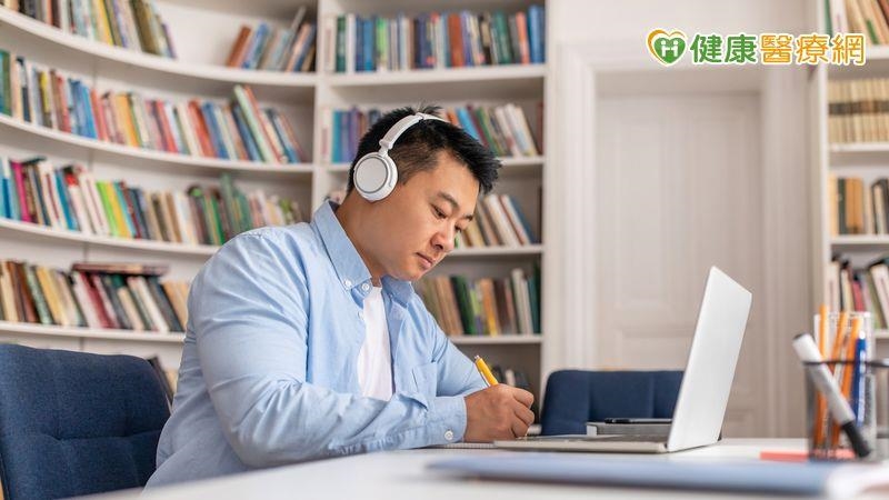 降噪耳機吃掉了你的聽力！醫警告：長時配戴恐影響聽力　籲遵守60/60原則