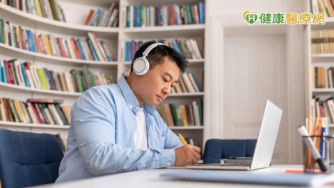 降噪耳機吃掉了你的聽力！醫警告：長時配戴恐影響聽力　籲遵守60/60原則