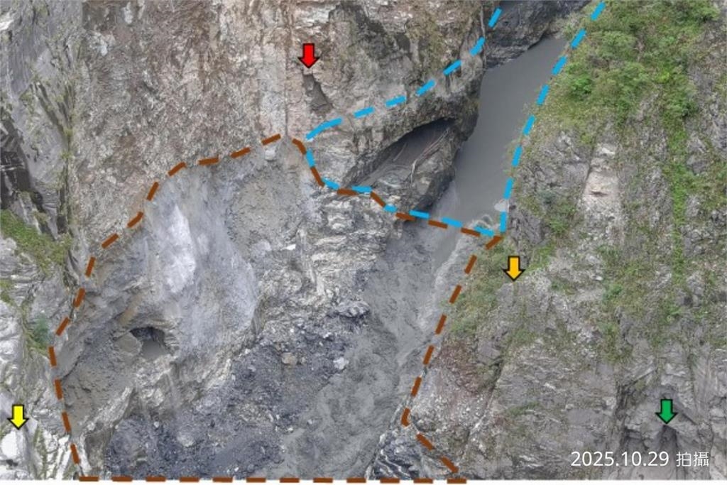 燕子口堰塞湖崩解「大量泥流衝出」！中橫靳珩隧道西口「蒂芬妮藍湖」完全消失