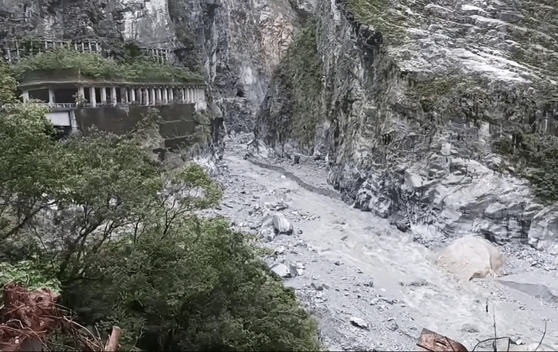 燕子口堰塞湖崩解「大量泥流衝出」！中橫靳珩隧道西口「蒂芬妮藍湖」完全消失