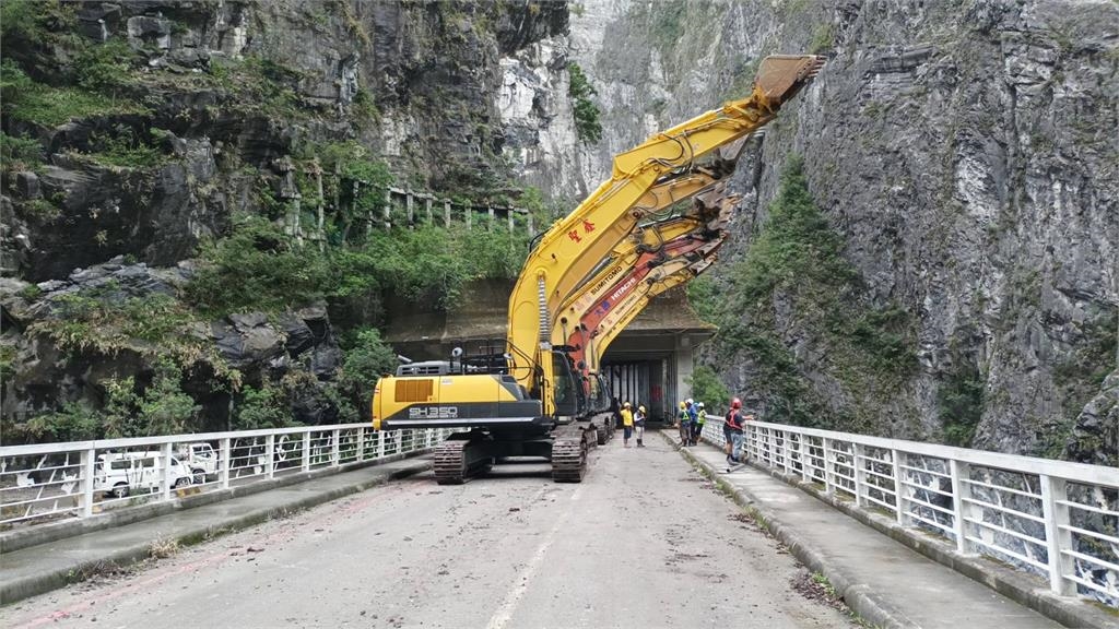 燕子口堰塞湖崩解「大量泥流衝出」！中橫靳珩隧道西口「蒂芬妮藍湖」完全消失