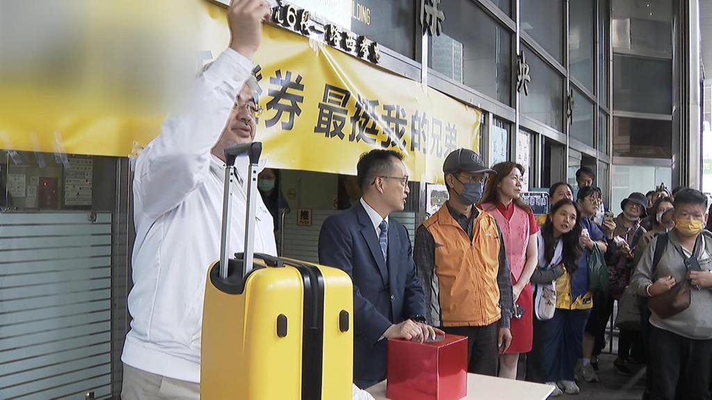 挺中信兄弟！券商送免費雞排　加碼抽行李箱邀象迷一起應援