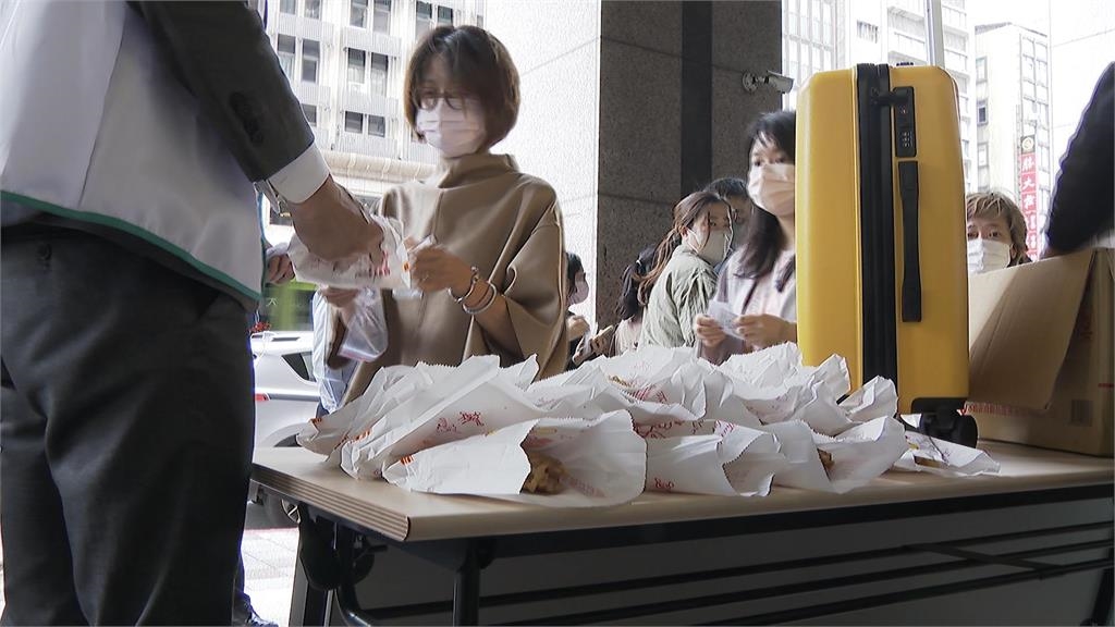 挺中信兄弟!券商送免費雞排 加碼抽行李箱邀象迷一起應援