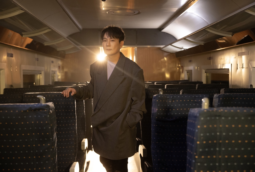 好浪漫!張信哲演唱會變求婚現場 他甜喊「親一個」掀全場暴動