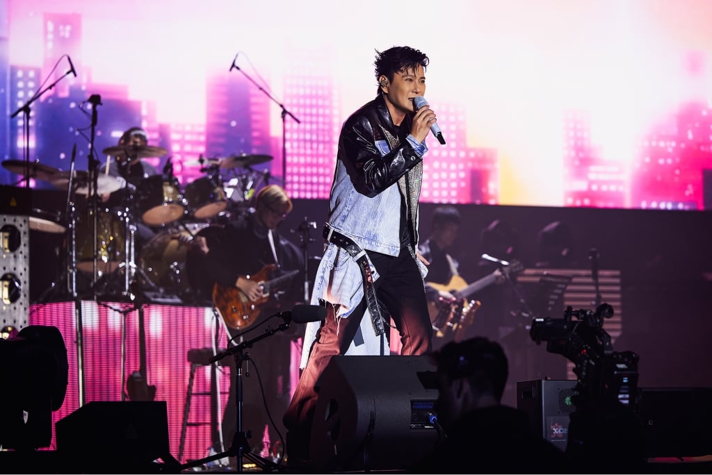 好浪漫!張信哲演唱會變求婚現場 他甜喊「親一個」掀全場暴動