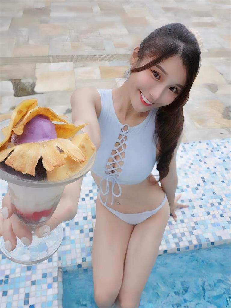 琳妲比基尼「中間全是洞」辣翻天！透視裝炸出「超兇白麻糬」網嗨喊：鼻血直噴