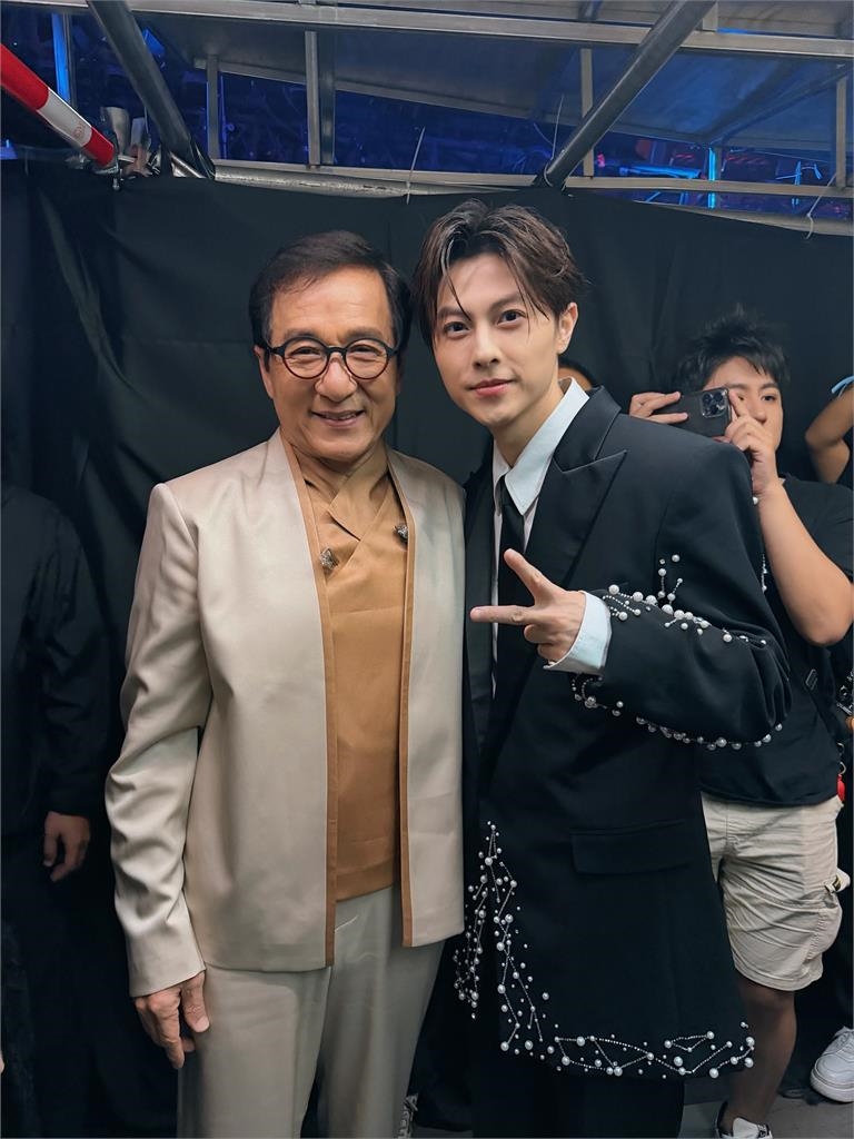 王子承認「越界粿粿」道歉了！昔「同框成龍」舊照遭挖…網炸鍋：人妻同樂會