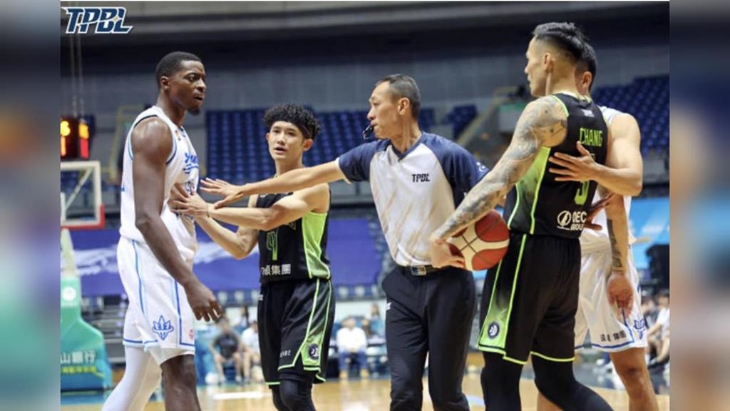 籃球／神扯！張宗憲早該驅逐出場被「聊天室」球迷提醒才發現！多打4分鐘還拿3分