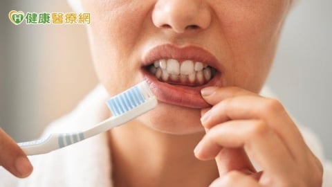 刷牙太用力反傷害牙齦　專家提醒：正確潔牙應細緻、持之以恆、用對工具