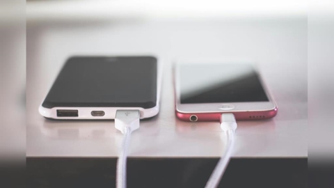 「3大充電雷區」容易害手機電量掉超快?專家曝正確做法省下換電池錢