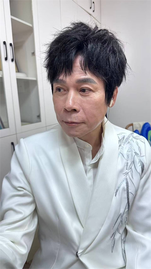 62歲洪榮宏突「雙目緊閉」緊急送醫!助理親揭最新病況:開刀才能一勞永逸