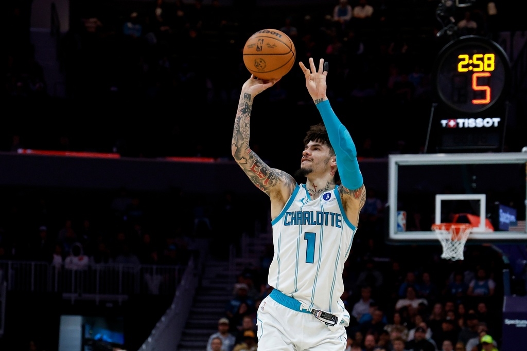 NBA(影)/黃蜂「球小弟」不滿裁判比中指! 今遭聯盟罰款上百萬台幣