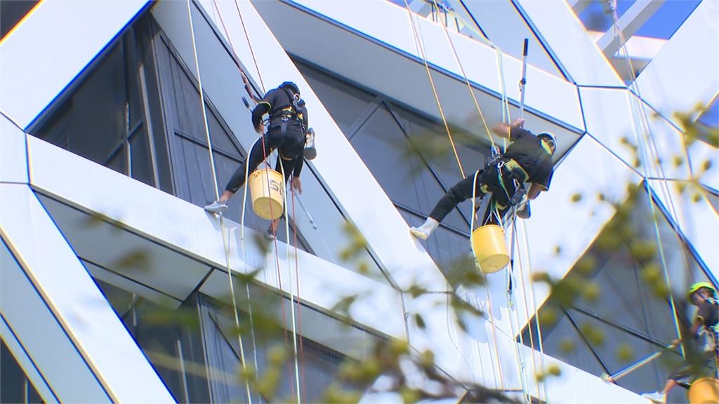 高流4週年洗澎澎！　外牆多名蜘蛛人吊掛執行清洗任務