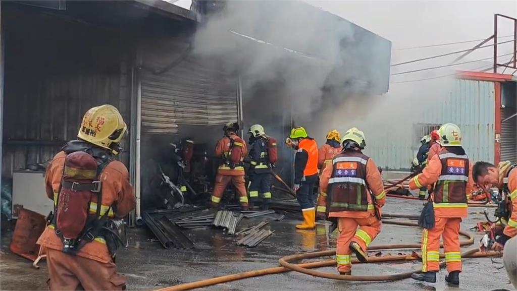 快新聞／上班注意！淡水工廠爆發惡火「黑煙滾滾沖天」　駭人畫面曝光了