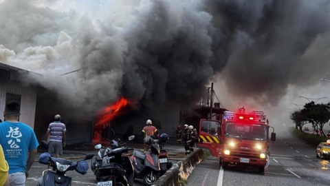 上班注意！淡水工廠爆發惡火「黑煙滾滾沖天」　駭人畫面曝光