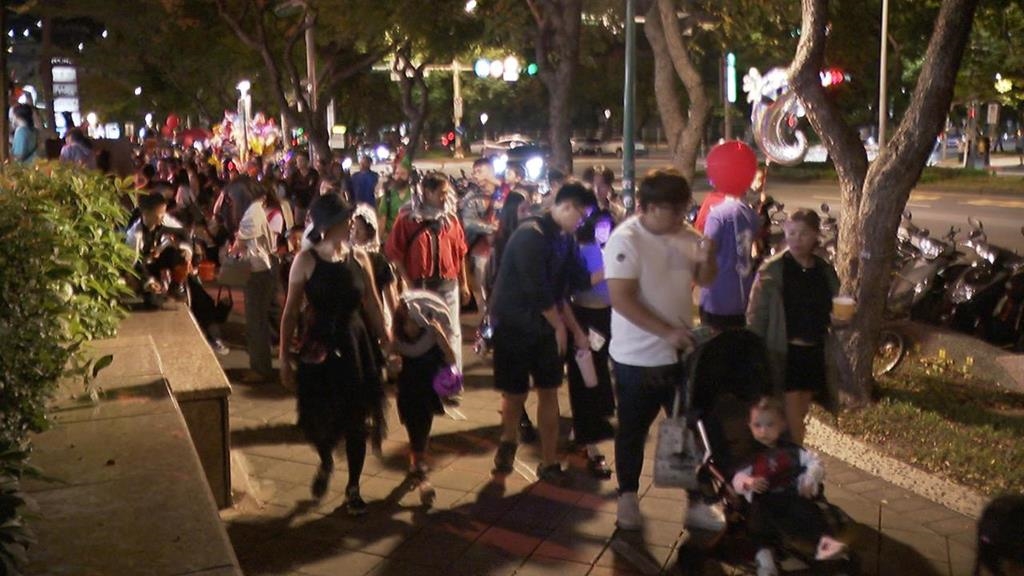 不給糖就搗蛋！天母街頭擠爆　小孩扮「測速照相」等趣味造型