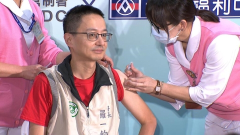 "左流右新"公費疫苗二階開打　大賣場設接種站