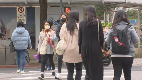 日夜溫差大!東北迎風面有短暫雨 氣溫「溜滑梯」下探20度