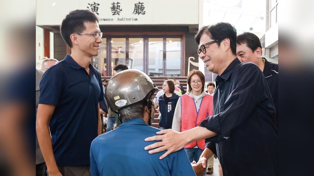 出席小港區重陽敬老聯歡會　陳其邁與長輩互動同樂