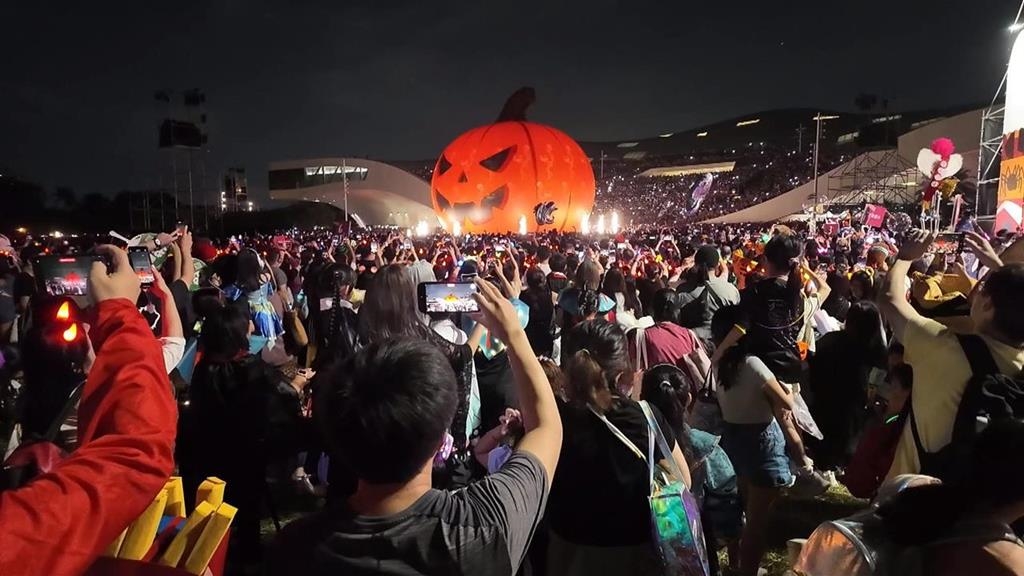 高雄衛武營萬聖節活動吸引近30萬人　笑瘋！「盧媽媽」們包圍蟑螂弟弟　「鴕鳥群」逛大街