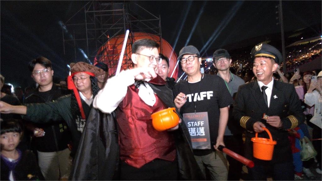 高雄衛武營萬聖節活動吸引近30萬人 笑瘋!「盧媽媽」們包圍蟑螂弟弟 「鴕鳥群」逛大街