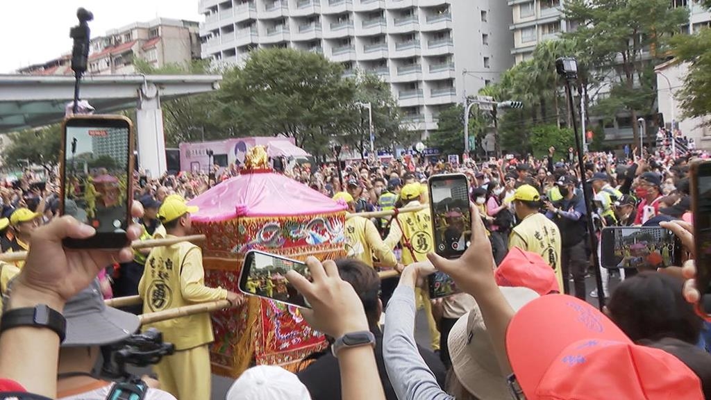 粉紅超跑進醫院！媽祖贊境為病患祈福人潮滿滿
