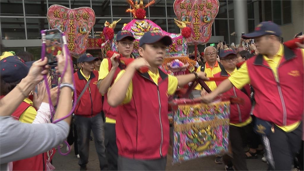 粉紅超跑進醫院!媽祖贊境為病患祈福人潮滿滿