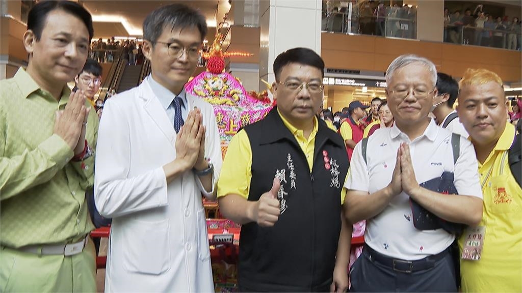 粉紅超跑進醫院!媽祖贊境為病患祈福人潮滿滿