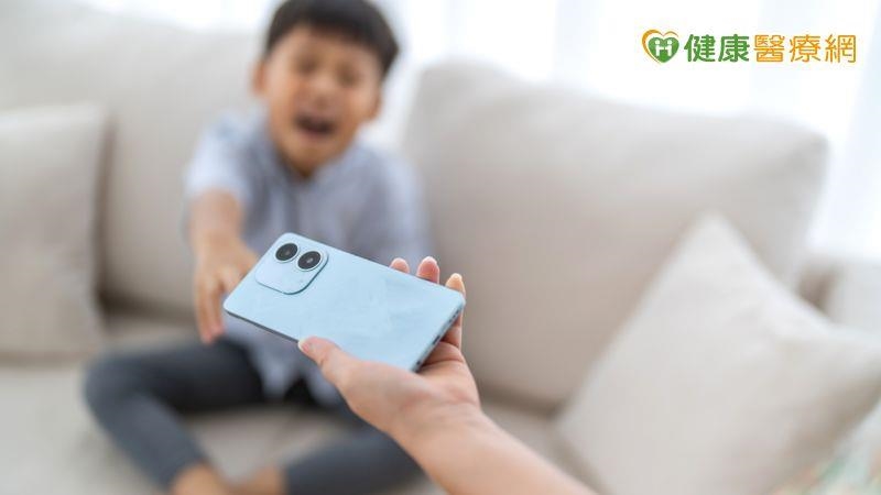 親子間常為手機使用起衝突！醫：多傾聽、理解需求　信任與理解尤為重要