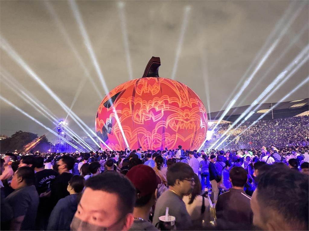 史詩級人潮!萬聖節「10萬人擠爆衛武營」 網驚:比跨年還誇張