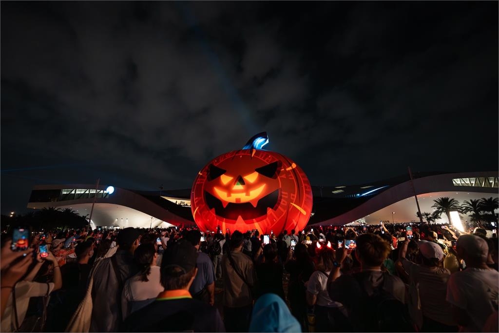 史詩級人潮!萬聖節「10萬人擠爆衛武營」 網驚:比跨年還誇張