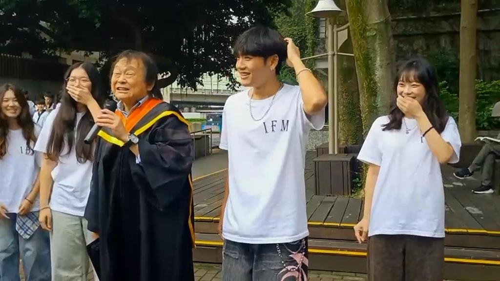 王世堅變博士啦！唱〈沒出息〉學生嗨翻　喊受之點滴、湧泉以報