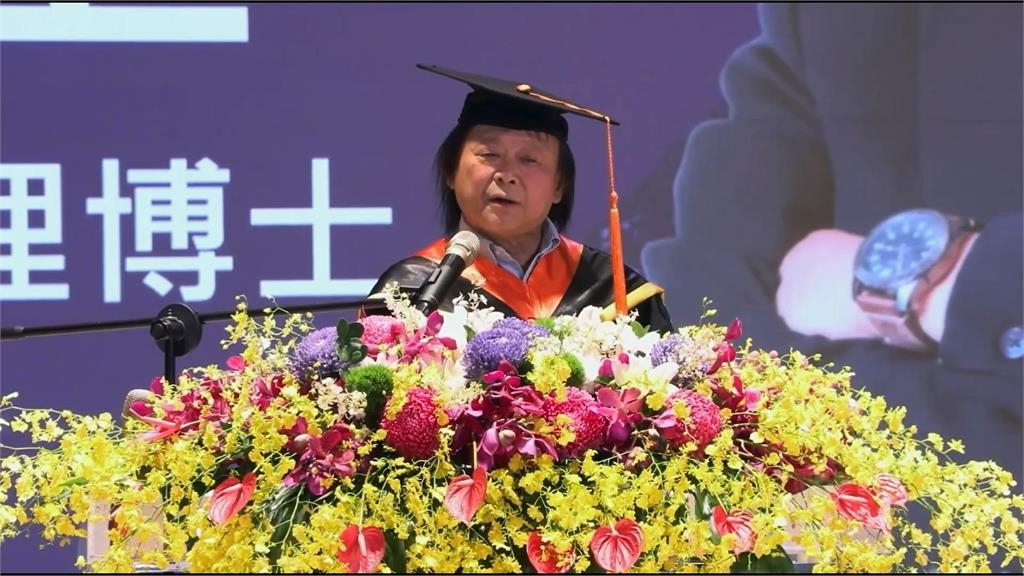 快新聞/王世堅變博士啦!唱〈沒出息〉學生嗨翻 喊受之點滴、湧泉以報