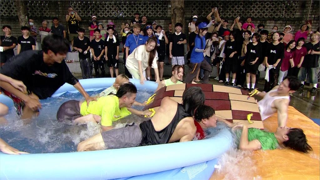 錄影遭闖入!胡瓜問「你最喜歡誰?」鵝竟回:「呱呱」全場笑翻