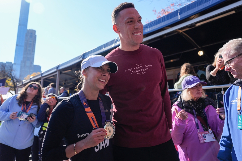 MLB(影)／妻子辛苦跑完紐約馬拉松！　洋基隊長「法官」在終點迎接送上大大擁抱