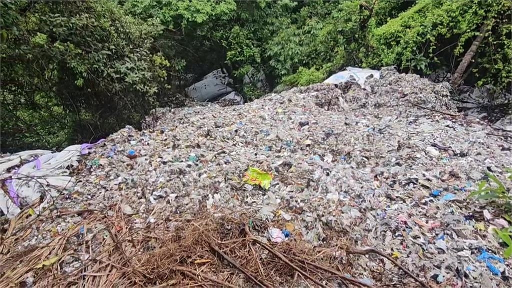 梅花湖上方山區淪「塑膠山」　地主怒報案：至少10輛貨車偷倒