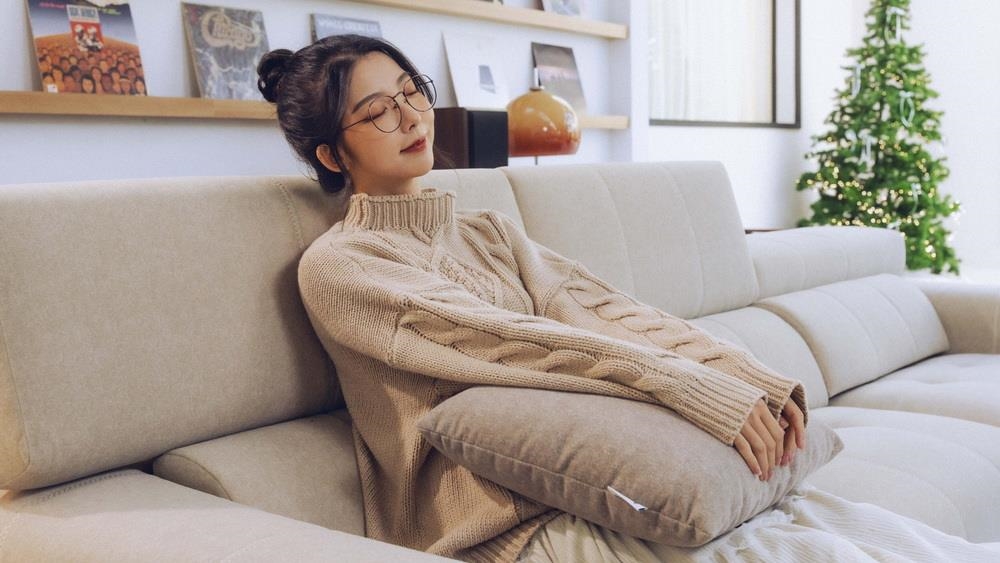 坐沙發姿勢不良恐傷頸肩：專家建議選擇高背沙發減壓放鬆