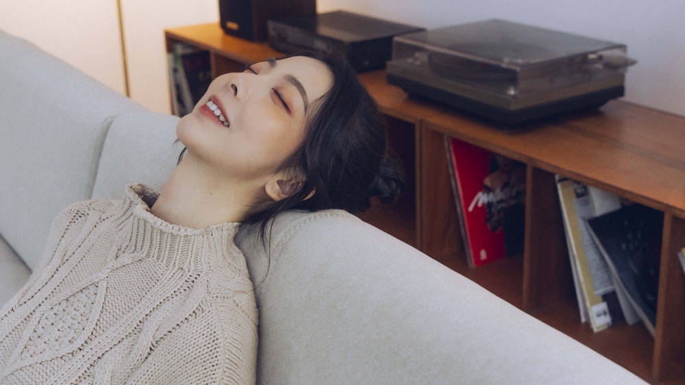 坐沙發姿勢不良恐傷頸肩:專家建議選擇高背沙發減壓放鬆