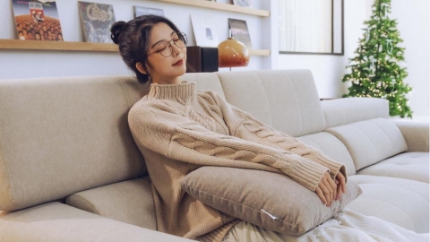 坐沙發姿勢不良恐傷頸肩：專家建議選擇高背沙發減壓放鬆