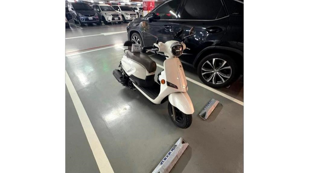 機車獨占汽車格 新竹巨城硬起來鎖車 網友敲碗問後續