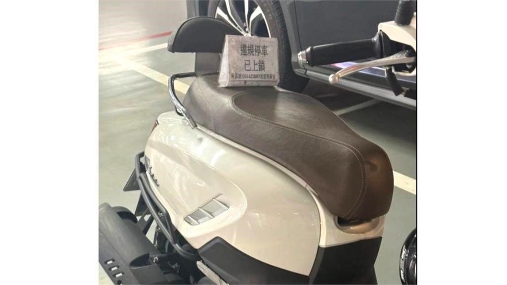 機車獨占汽車格 新竹巨城硬起來鎖車 網友敲碗問後續