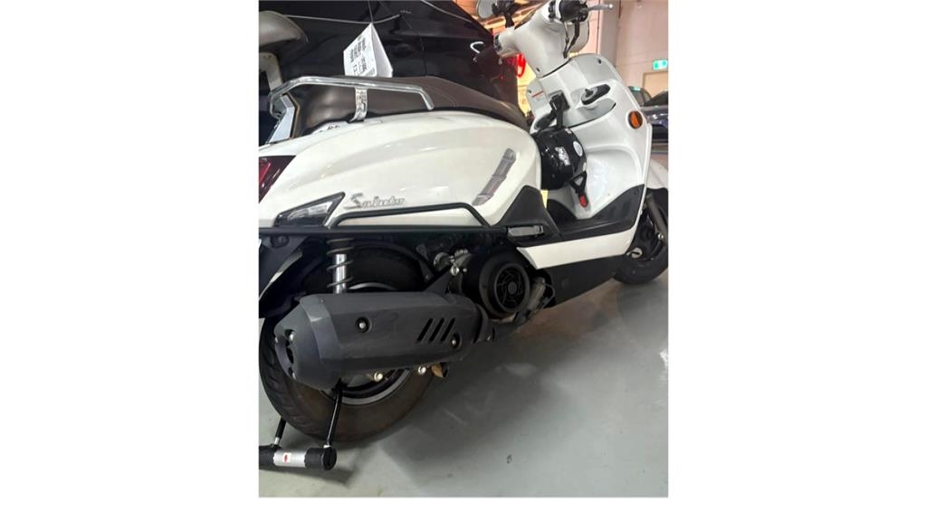 機車獨占汽車格 新竹巨城硬起來鎖車 網友敲碗問後續